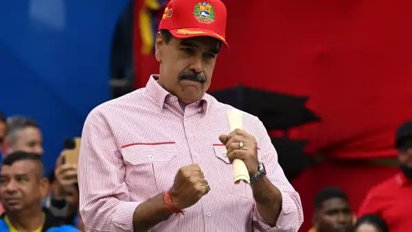 El presidente de Venezuela, Nicolás Maduro, baila durante un mitin en Caracas el 1 de diciembre de 2025.
