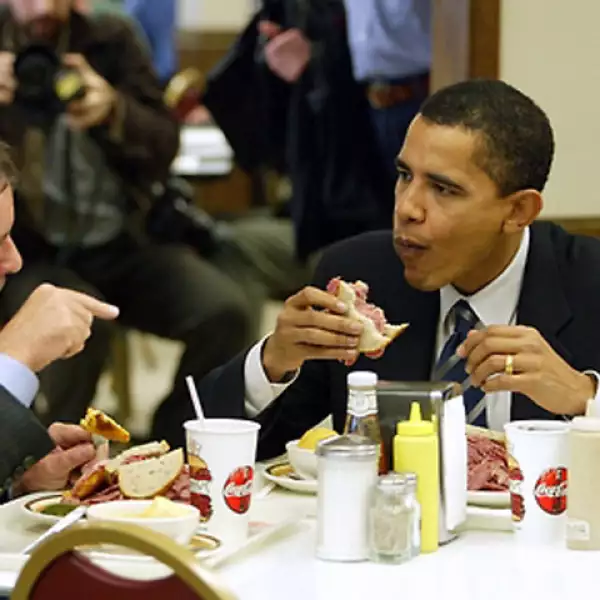Ni siquiera el mandatario de los Estados Unidos, Barack Obama, se libra de las miradas indiscretas mientras come un poco de fast food.