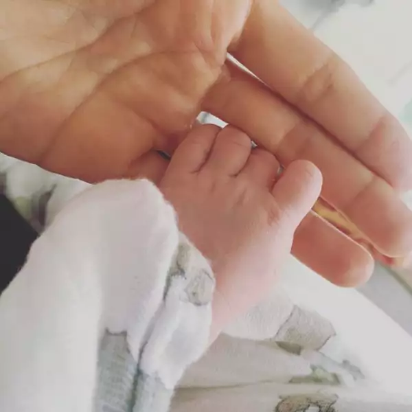 Con esta foto, la cantante anunció que ya era mamá.