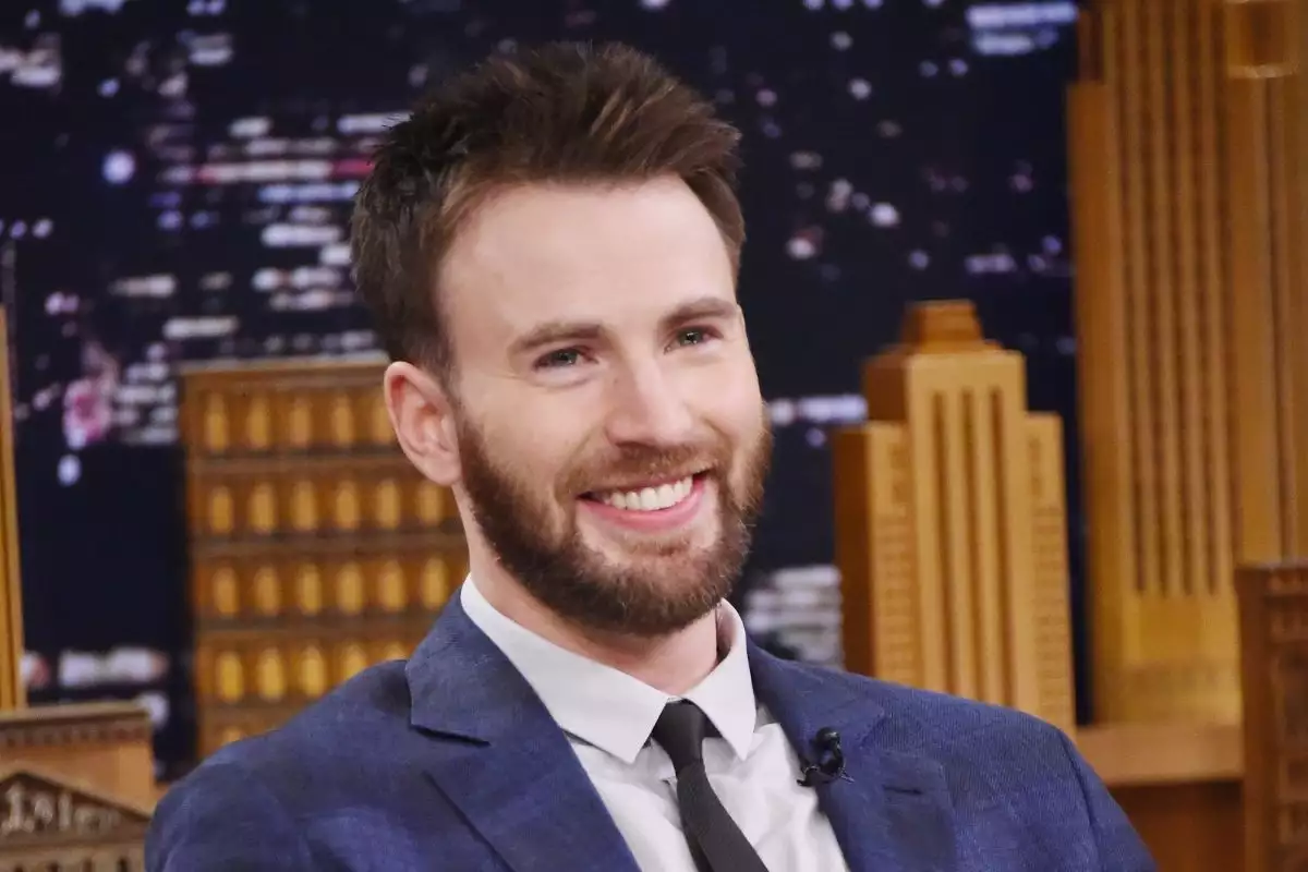 El actor estadounidense Chris Evans sonríe para las cámaras (Imagen principal del artículo web "El inesperado motivo por el que Chris Evans no fue al estreno de su película en Cannes").