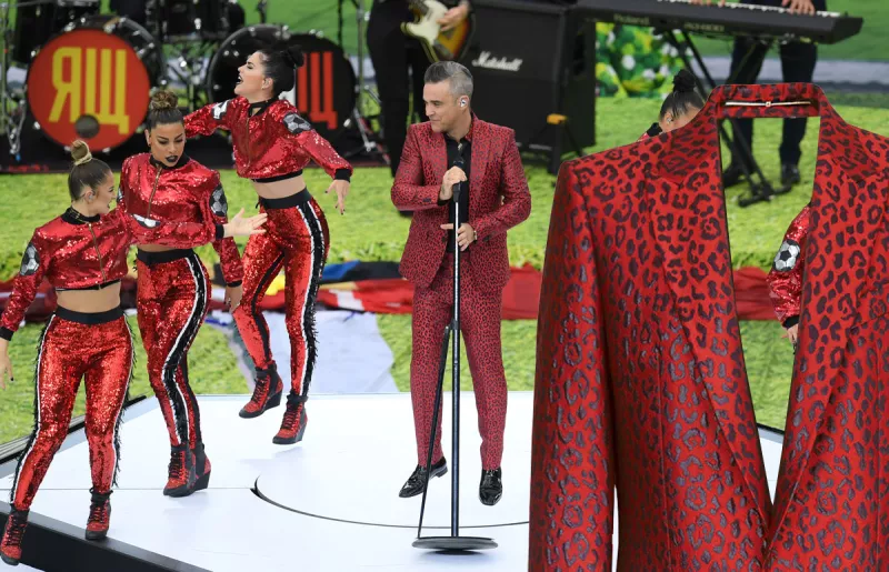 Traje-Givenchy-Robbie-Williams