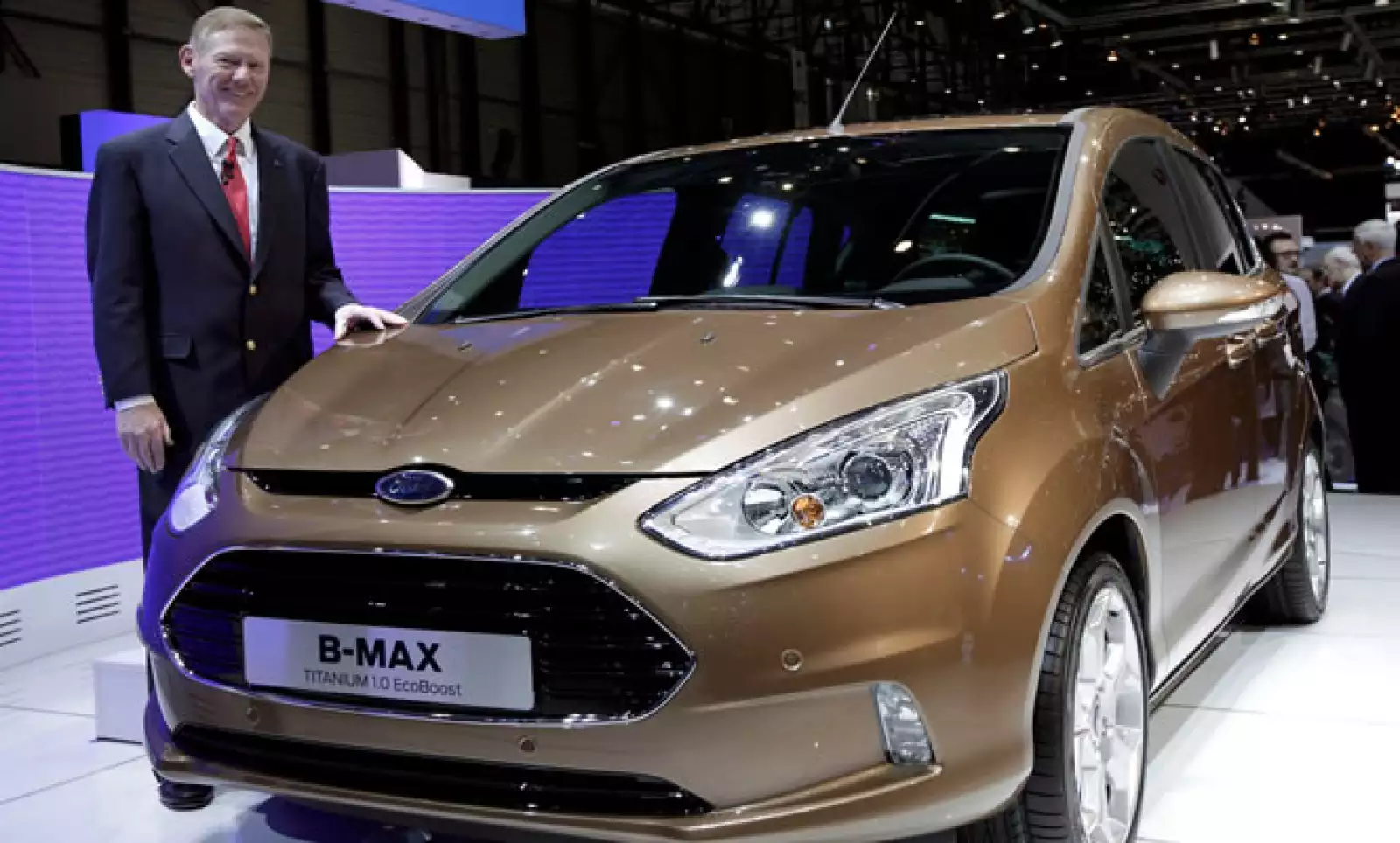 Allan Mulally, CEO y presidente de Ford Motor muestra el modelo B-Max durante el Auto Show de Ginebra. El evento ya está abierto para la prensa pero estará disponible al público del 8 al 18 de marzo.