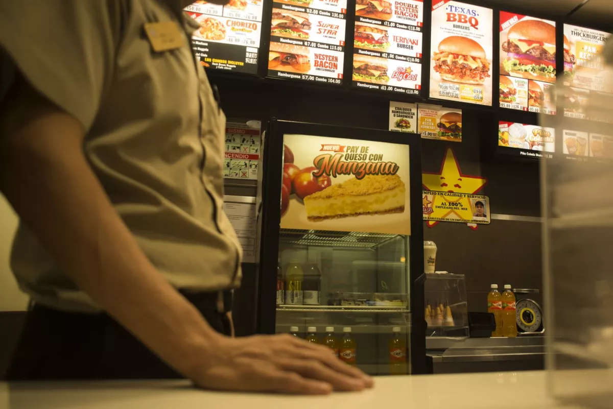 MÉXICO, D.F., 01ENENRO2015.- Información de la pagina de la Secretaria del Trabajo y Previsión Social. El Consejo de Representantes de la Comisión Nacional de los Salarios Mínimos acordó otorgar un aumento general a los salarios mínimos de las dos áreas geográficas para el 2015 de 4.2 por ciento.
Los nuevos salarios mínimos legales que regirán a partir del primero de enero de 2015 son los siguientes: área geográfica “A”, 70.10 pesos diarios y área geográfica “B”, 66.45 pesos diarios. 
FOTO: ISABEL MATEOS /CUARTOSCURO.COM