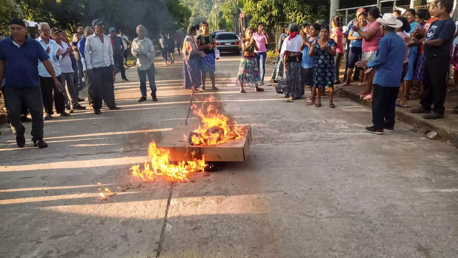 Pobladores de San Juan Guichicovi quemaron material electoral en protesta de que la ayuda no les llega tras el paso del huracán Agatha pero si la paqueteria para las elecciones.