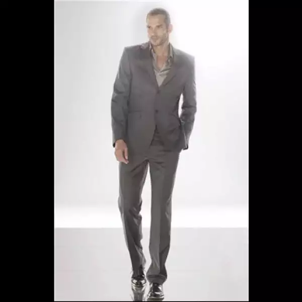 Estre traje a cuadros de un solo botón en algodón se debe llevar preferentemente con camisas lisas de alogodón.