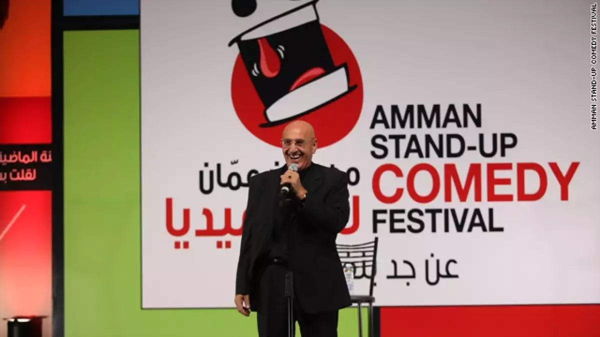 Un comediante participa en el festival de comedia de Jordania