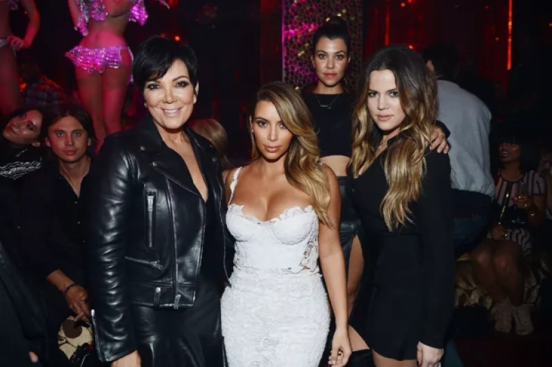 Kris, Kourtney, Kim y Khloé presentaron una demanda contra Ellen Pearson por vender cosas privadas de Robert Kardashian. De acuerdo con Radar Online, Kim dijo que Ellen es una "serpiente escurridiza".