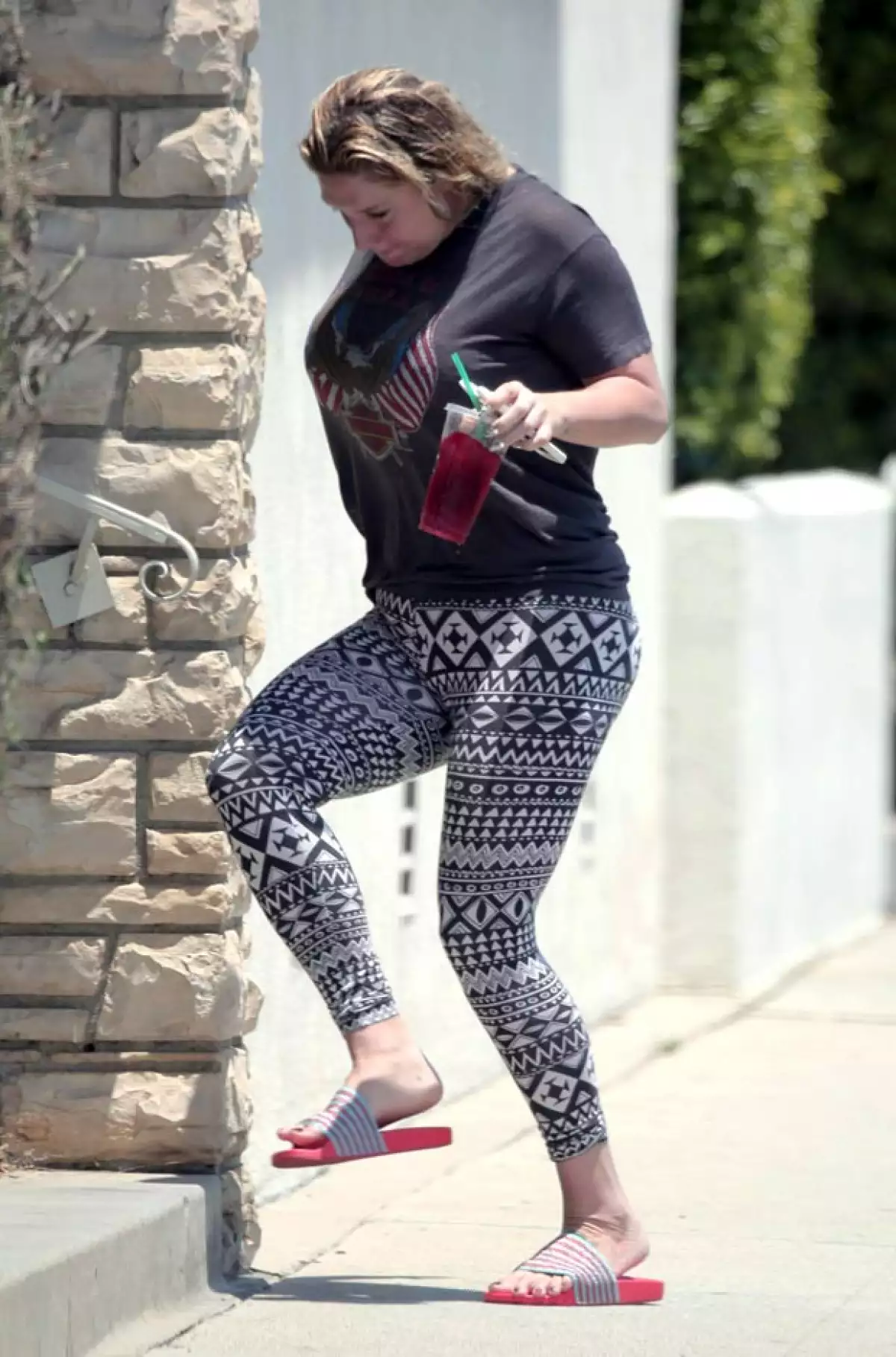 La cantante recién regresó de sus vacaciones al lado de su novio y fue fotografiada por las calles de Los Ángeles sin maquillaje y en sandalias de baño.