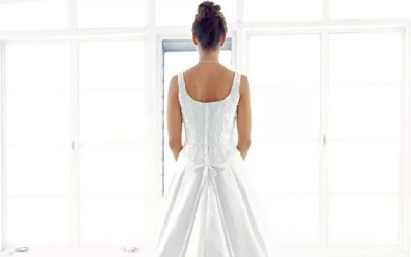 De hecho, es tan esencial, que es bien sabido que, por cortesía y respeto, ninguna de las invitadas a la boda puede ponerse un vestido de este color.