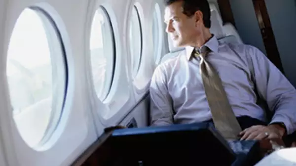 Algunas aerolíneas ya ofrecen servicio de Wi-Fi en casi todos sus vuelos para que puedas trabajar en línea durante el viaje. (Foto: Getty Images)