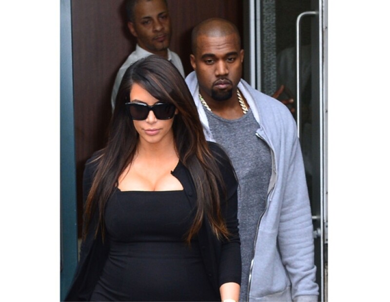 Muchas fuentes cercanas a Kim aseguran que Kanye no ha estado muy cerca de la empresaria durante este embarazo.