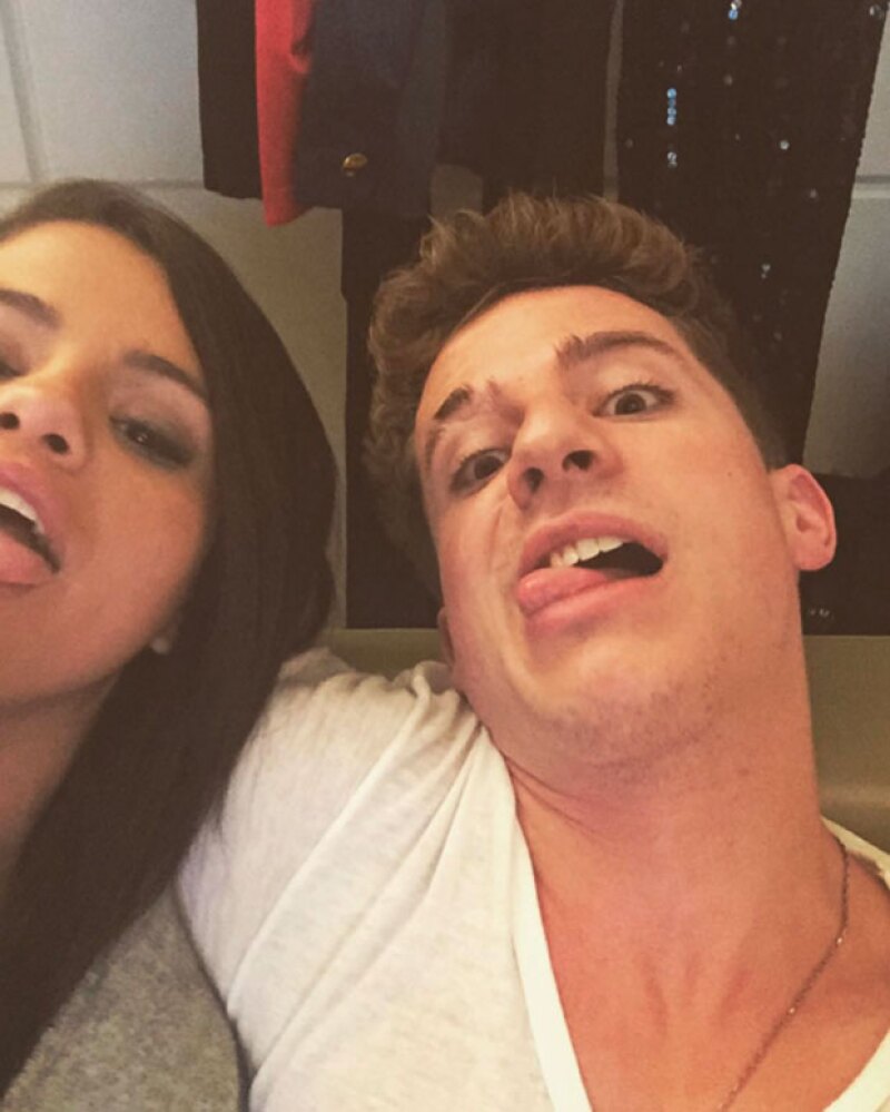 Charlie y Selena se conocieron en agosto y desde entonces han trabajado juntos.