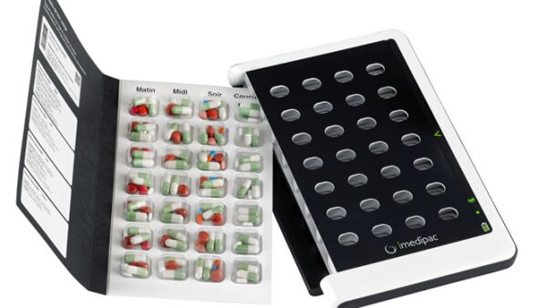 El pastillero inteligente con 28 compartimentos organiza los medicamentos que un paciente debe de tomar a la semana.