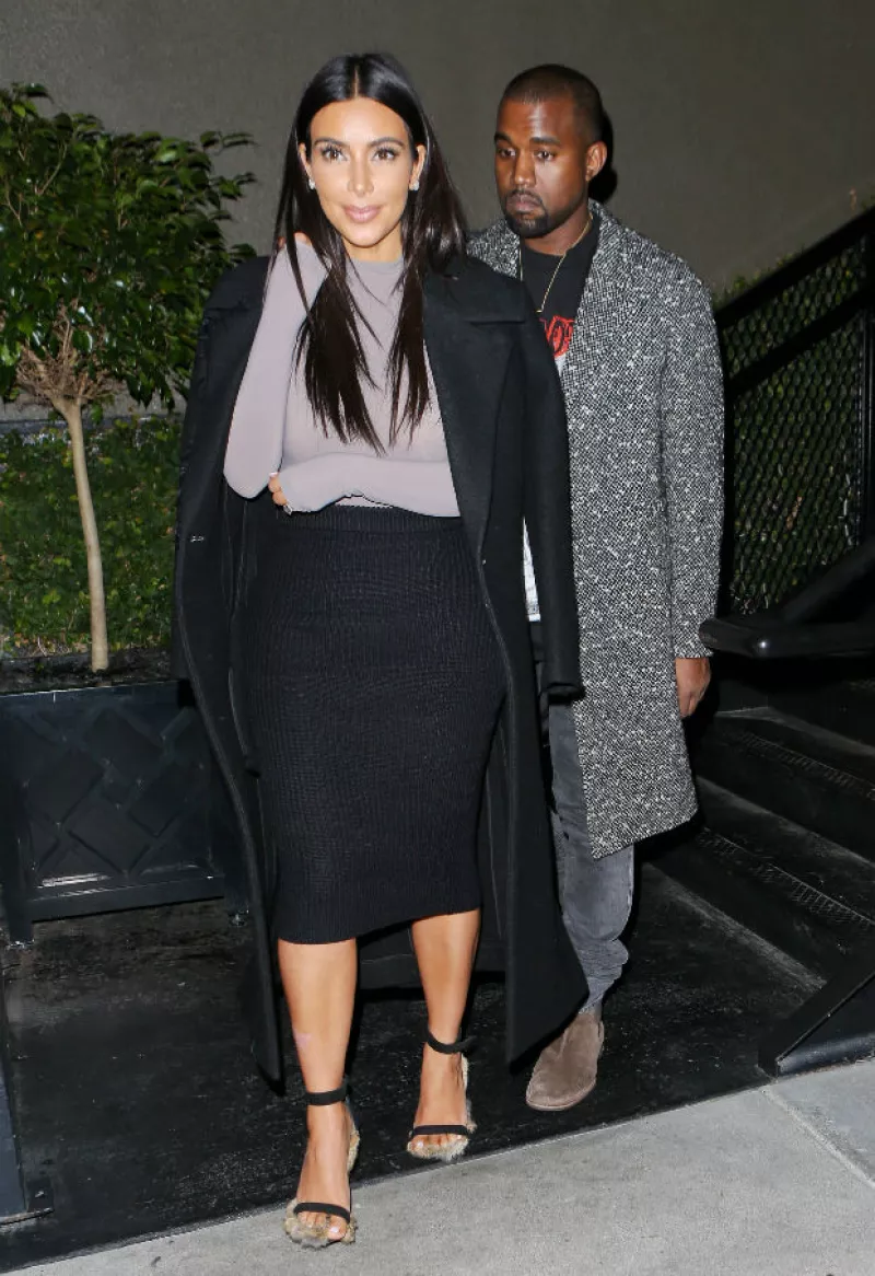 La socialité lleva la moda a un nuevo nivel al portar un particular par de zapatillas con piel de conejo, en su más reciente salida a un restaurante de California.