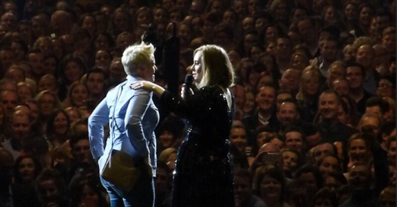 Una mujer aprovechó la influencia de la cantante británica para hacer cambiar de opinión a su novio, a quien ya le había pedido que se casara con ella y él había respondido “tal vez”.