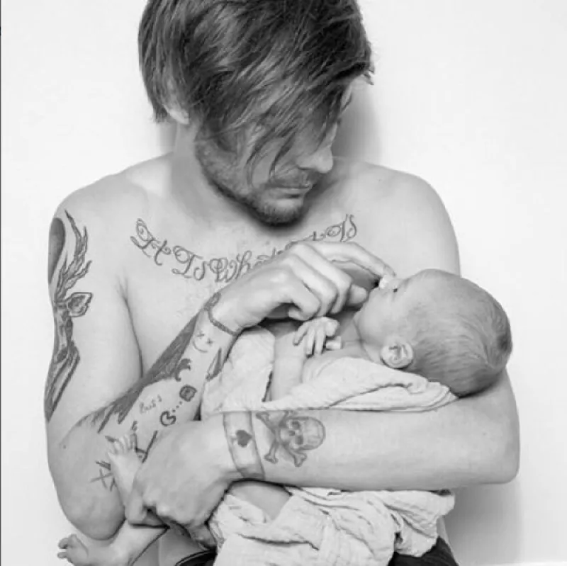 El integrante de 1D no mentía, ahora que la banda se tomó un descanso, está totalmente entregado a cuidar a su hijo Freddie.