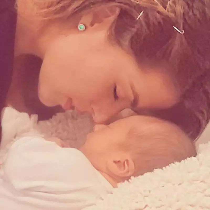 La actriz se convirtió en tía  y no pudo evitar compartir lo feliz que se siente con unas tiernas imágenes en Instagram.