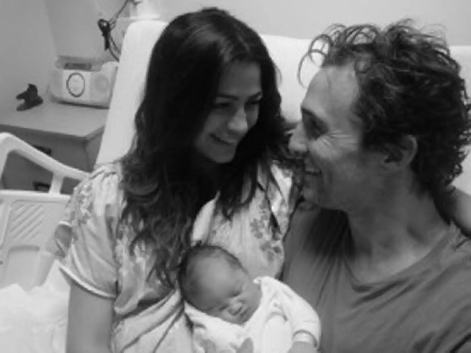 Matthew y Camila comparten una fotografía de su nueva hija, Vida Alves McConauhey, quien nació el 3 de enero de 2010.