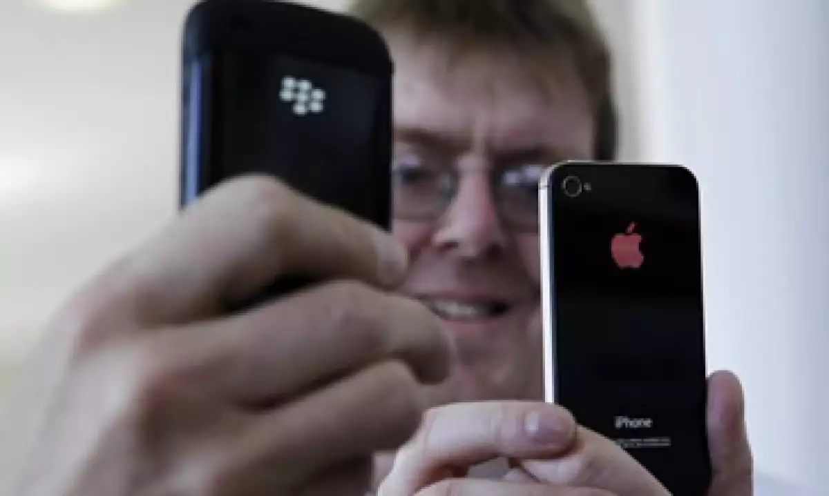 Una encuesta informal de Reuters mostró que sólo Exxon y Boeing usan en exclusiva teléfonos BlackBerry. (Foto: Reuters)