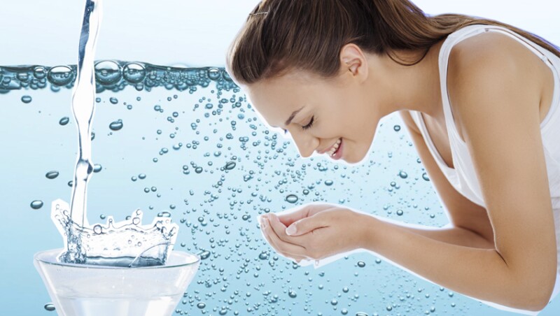 Usa el agua mineral en la cara para una piel perfecta.