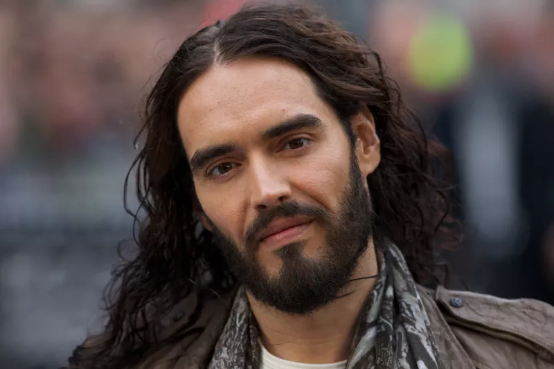 russell-brand-agresion-s
