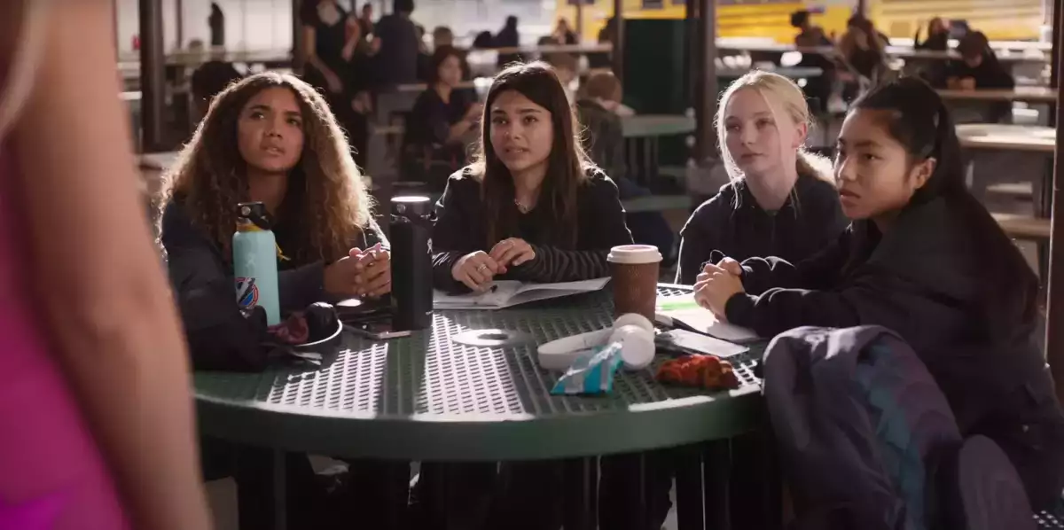 La escena de Barbie con Bratz. 