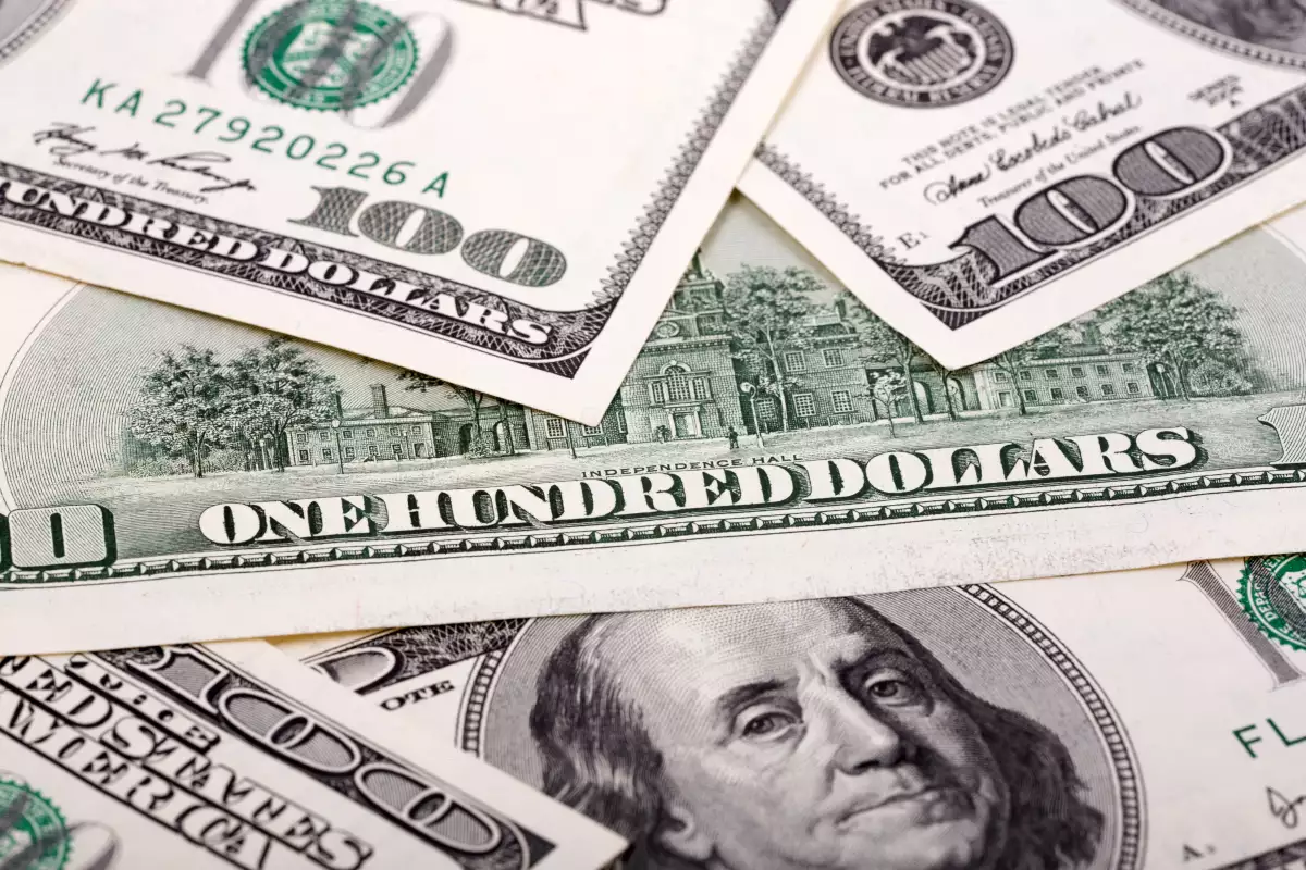 El dólar bajó ocho centavos a la venta en ventanillas.
