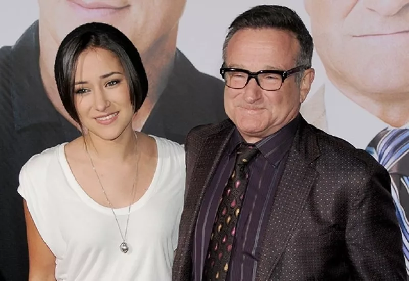 La hija del actor Robin Williams estrena un nuevo diseño en su mano derecha en honor a su padre y con un grabado de la fecha de nacimiento del actor.