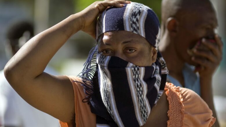 El mal olor de los cuerpos que permanecen aún en las calles obligó a los haitianos a cubrirse el rostro con pañuelos, algunos más usan pasta dental en las fosas nasales.