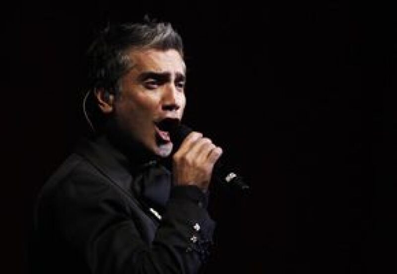 "De noche - Clásicos a mi manera" es una compilación de famosos boleros y baladas.