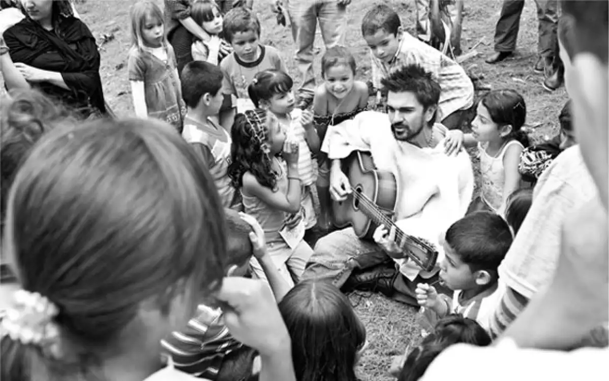 El cantante visitó Medellín, Colombia, donde convivió con pequeñines a quienes les cantó, abrazó y les dio muestras de cariño.
