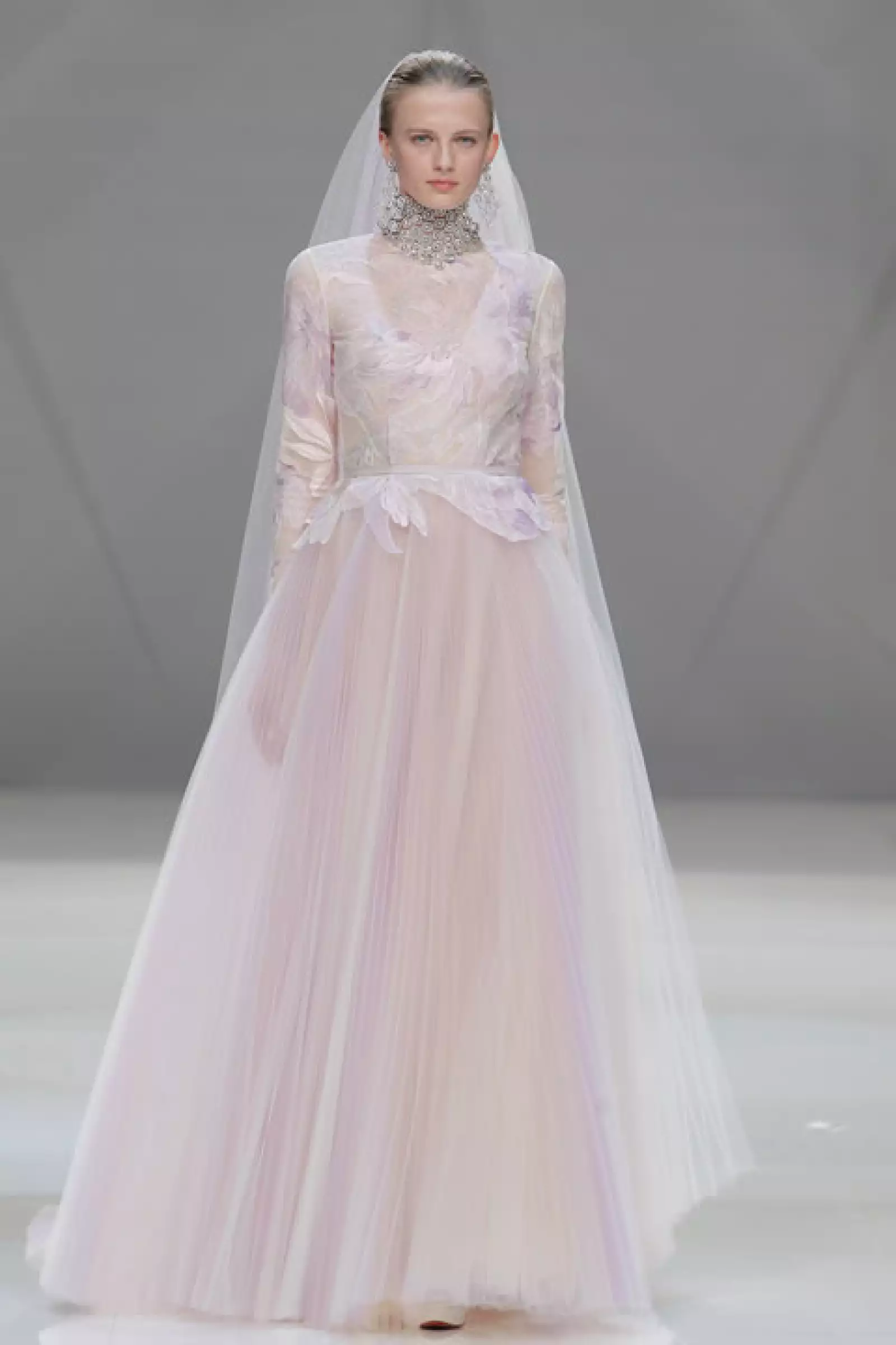 Vestido con bodice bordado con falda de tul plisada.