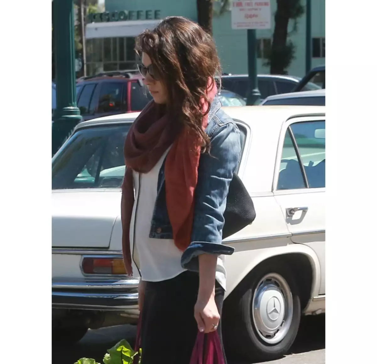 La prometida de Ashton Kutcher fue fotografiada en las calles de Los Ángeles hace unos días, usando una blusa con la que resaltaba su pancita en sus primeros meses de gestación.