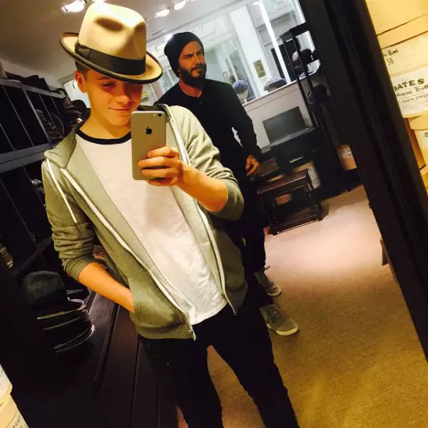 Al parecer a Brooklyn Beckham ha comenzado a gustarle más su faceta como modelo. Descubrimos que modela parecido a su famoso papá.