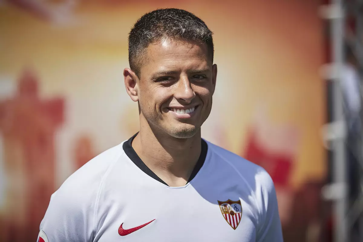 javier-hernandez-futbol-disculpa-nino-bandera
