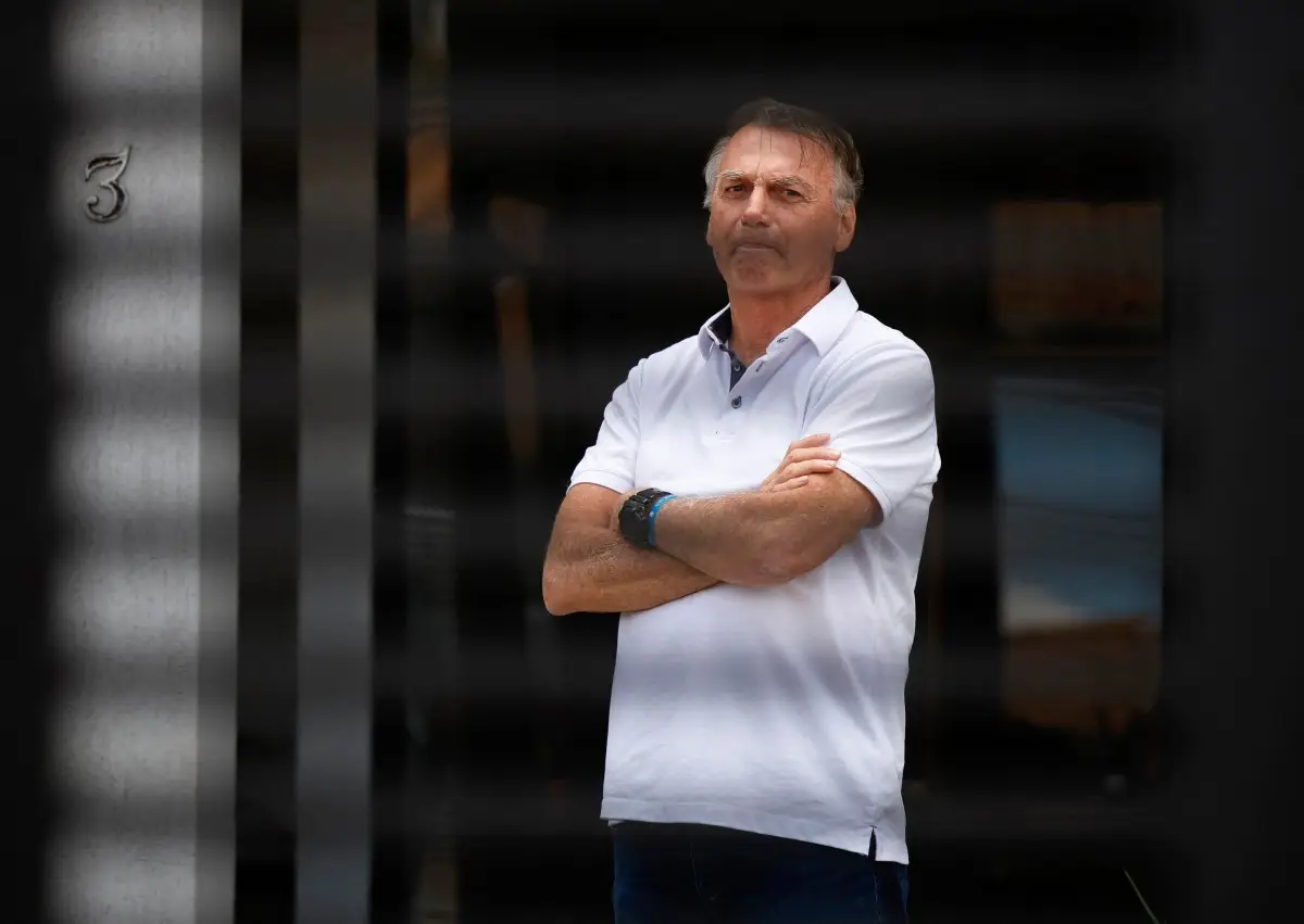 El expresidente brasileño Jair Bolsonaro es visto dentro de su casa en Brasilia el 2 de septiembre de 2025, mientras un juicio contra él y siete coacusados principales se lleva a cabo en la Corte Suprema Federal (STF) en la misma ciudad. La Corte Suprema de Brasil prometió el martes no ceder a la presión de Washington para decidir el destino del expresidente de extrema derecha Jair Bolsonaro, un aliado de Donald Trump en juicio por supuestamente planear un golpe de estado.
