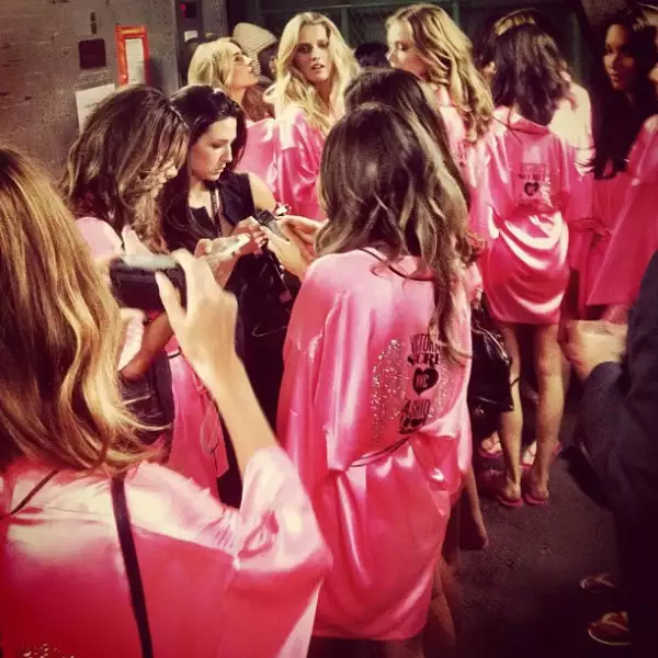 `Buena suerte a las nuevas del #VSFashionShow @HilaryHRhoda @1JessicaHart @caradelevingne @MissJourdanDunn´.
