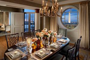 washington-suite-presidential-suite-dining-room-01.jpeg