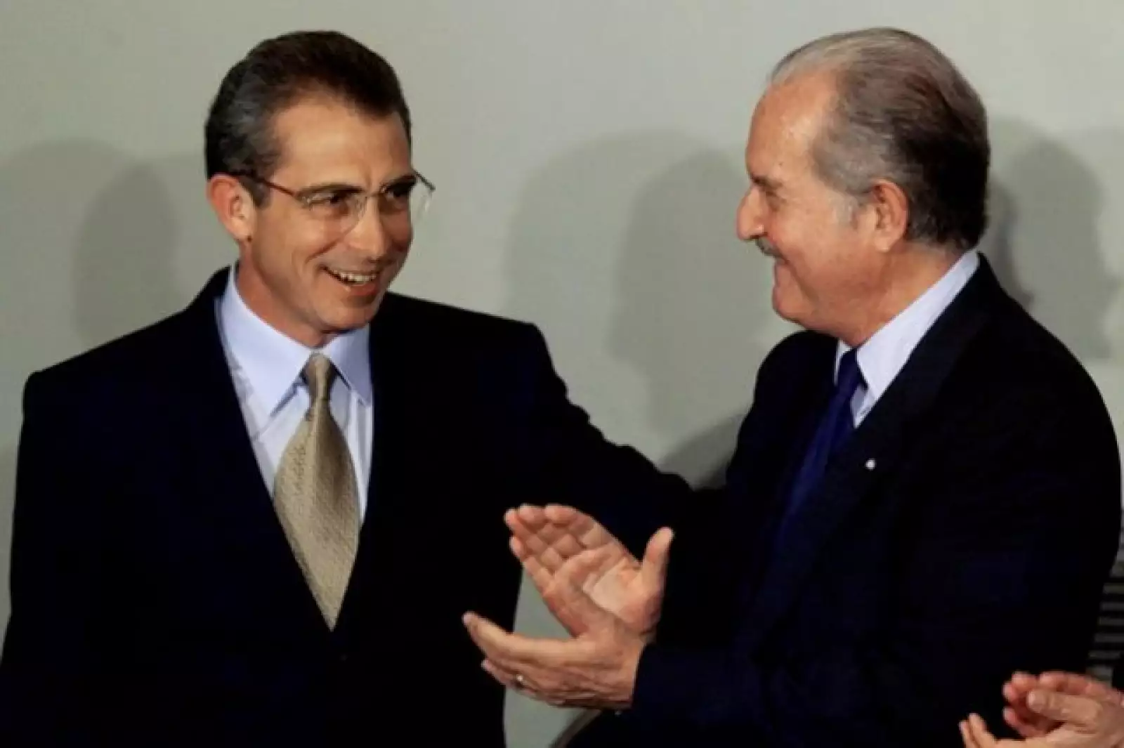 Carlos Fuentes, acompañado de su esposa, Silvia Fuentes, llegando a una ceremonia en Río de Janeiro en donde el escritor recibió un reconocimiento por sus logros en el campo de la literatura en 1999.