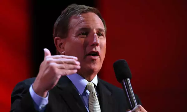 Hurd renunció después de que se descubrió que presentó informes de gastos falsos para ocultar su relación con una contratista femenina, según un informe del Wall Street Journal.