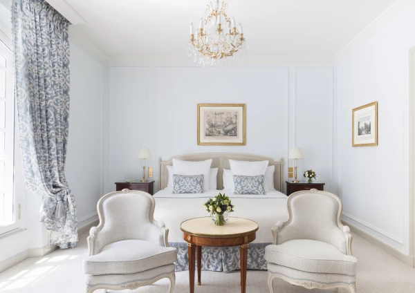 Le Bristol Paris - Chambre Deluxe - © Claire Cocano 2.jpg