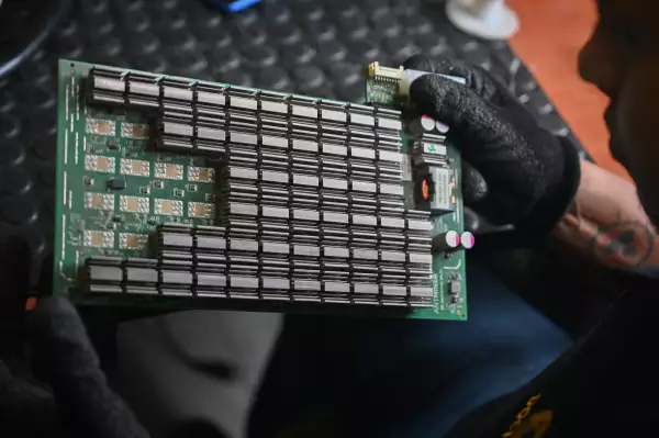 La computadoras son más pequeñas que cajas de zapatos y con un valor unitario de 400 dólares.