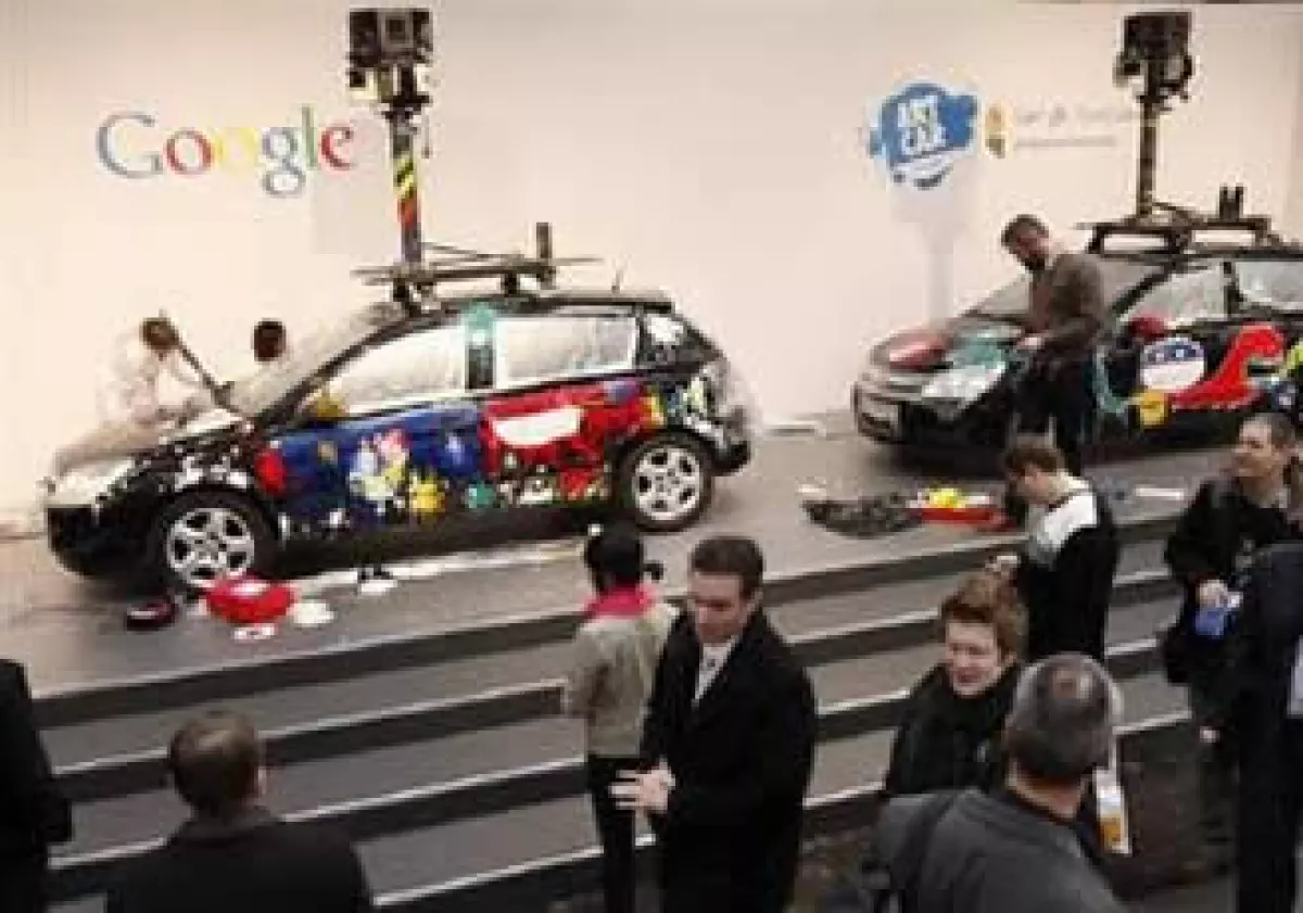 La flotilla de coches que Google usa para fotografiar calles para Street View captó datos que podrían incluir correos y contraseñas. (Foto: Reuters)