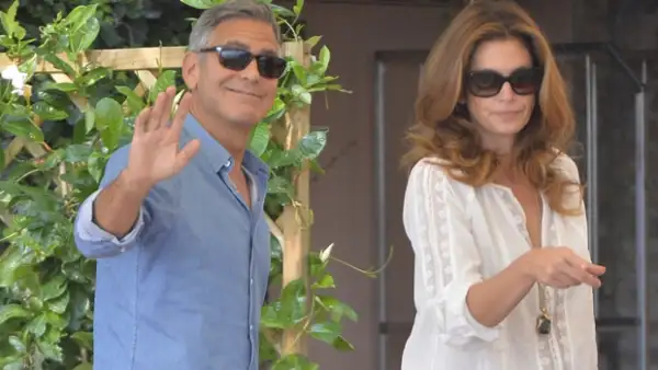 Varios amigos famosos de la pareja llegaron ayer a Venecia para acompañarlos en sus respectivas fiestas en lujosos hoteles venecianos. Amal lució elegante en un vestido Alexander McQueen.