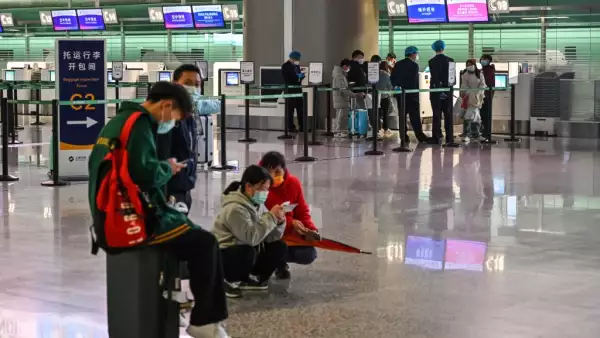 Gente es fotografiada en los mostradores de China Eastern Airlines en el aeropuerto Internacional Hongqiao en Shangái el 21 de marzo de 2022. 