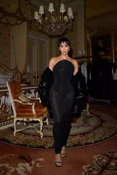 Kim K se luce en un look de Maison Alaïa