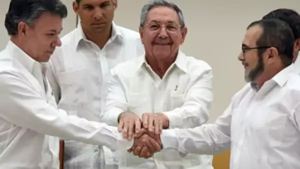El presidente de Colombia Juan Manuel Santos (izquierda), el mandatario cubano Raúl Castro y el jefe de las Farc Timoleón Jiménez. (Foto: AFP )