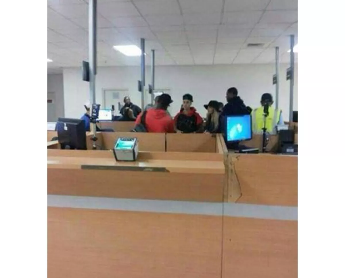 El momento en que el cantante y la modelo pasaban por migración para entrar en Panamá.