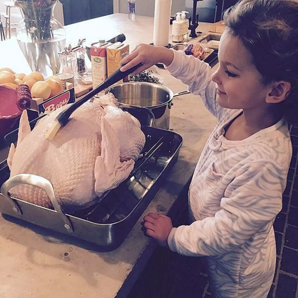 La hija de Lily Aldridge le ayuda a preparar el pavo.