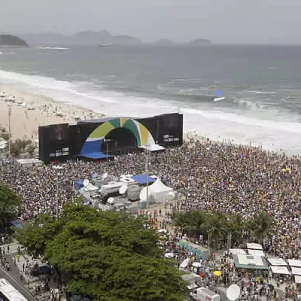 Miles de personas festejaron el viernes en la playa de Copacabana, a ritmo de samba y jugando con globos, que Brasil ganó la sede olímpica a Madrid, Chicago y Tokio.